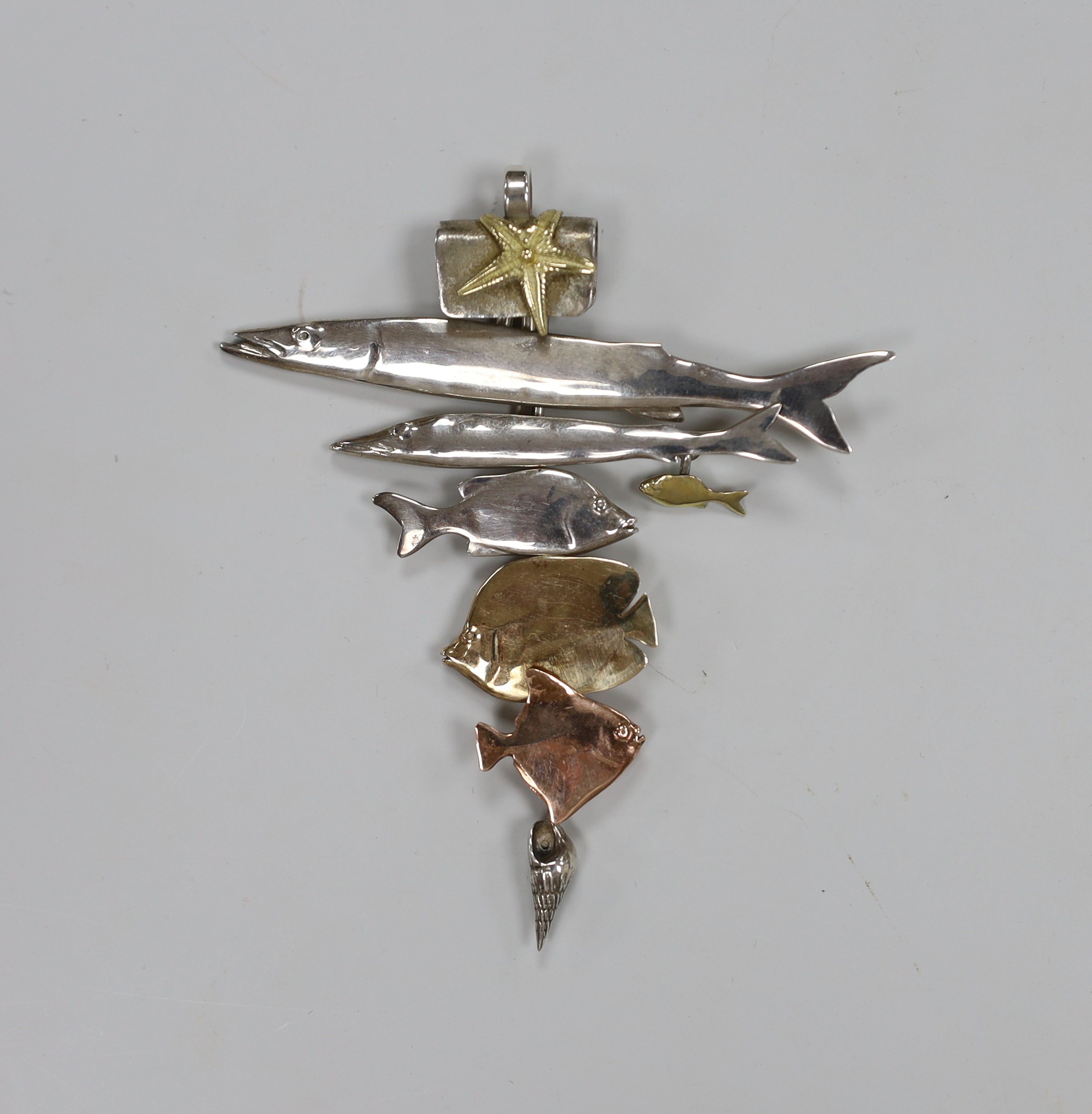 A late 20th century Alan Vallis silver and two colour yellow metal 'Red Sea Shoal' drop pendant, 89mm.